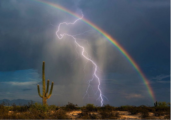 摄影师拍到彩虹与闪电相遇罕见一幕 美呆了